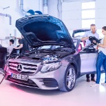 Daimler TSS Mitarbeiter Arbeiten Auto Software